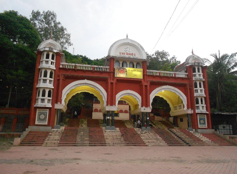 ᱨᱮᱫ:Chatrusrungi devasthan entrance.JPG - ᱣᱤᱠᱤᱯᱤᱰᱤᱭᱟ