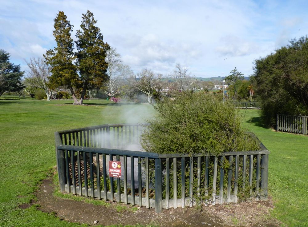 File:Kuirau Park, Rotorua, New Zealand 02.JPG - Wikimedia Commons