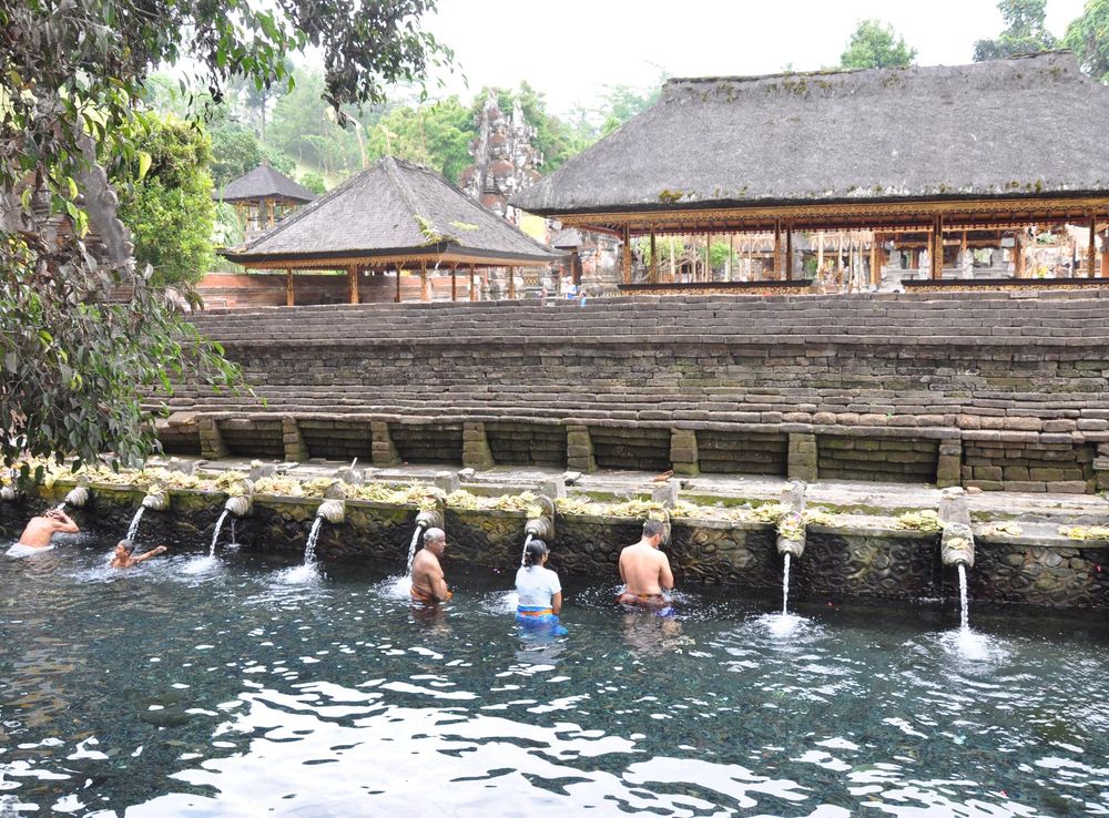 Berkas:Purification - Tirta Empul temple (16871743809).jpg - Wikipedia  bahasa Indonesia, ensiklopedia bebas