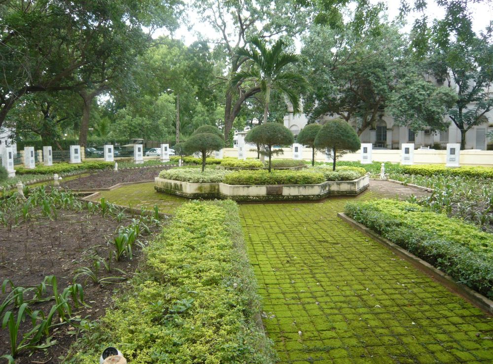 File:Place des gouverneurs, Koulouba - Bamako.jpg - Wikimedia Commons