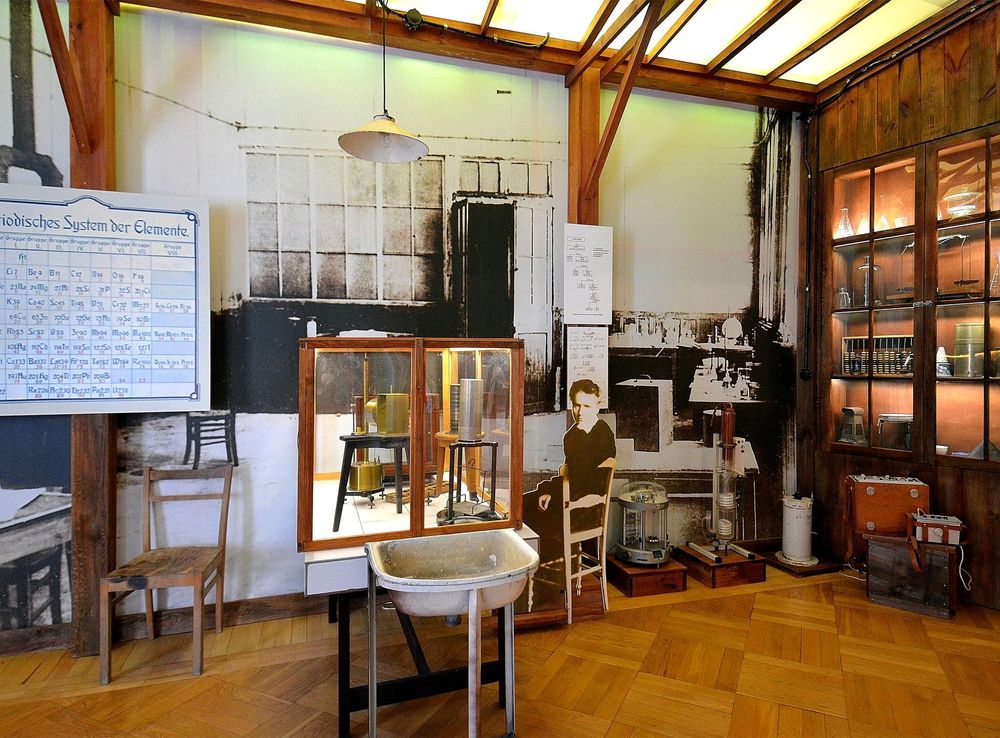 Plik:Maria Sklodowska-Curie Museum Warsaw 05.JPG – Wikipedia, wolna  encyklopedia