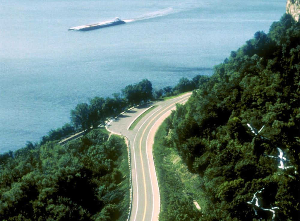 File:MississippiRiverBluffs.jpg - Wikimedia Commons