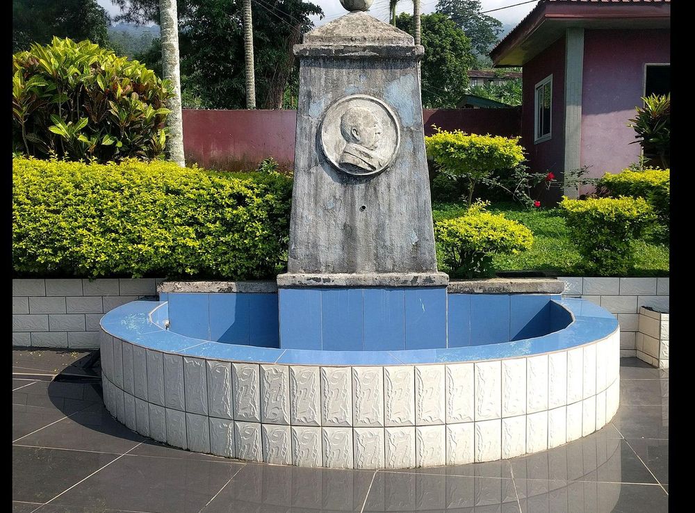 File:Bismarck Fountain, Buea.jpg - Wikimedia Commons
