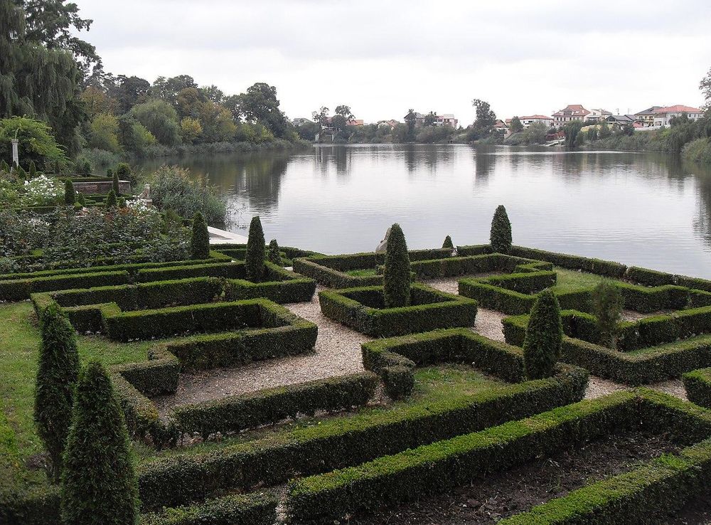 File:Mogosoaia Palace, view of the garden and lake.JPG - Wikimedia Commons