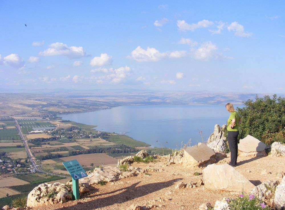 File:View on Sea of Galilee from Mount Arbel.JPG - Wikimedia Commons