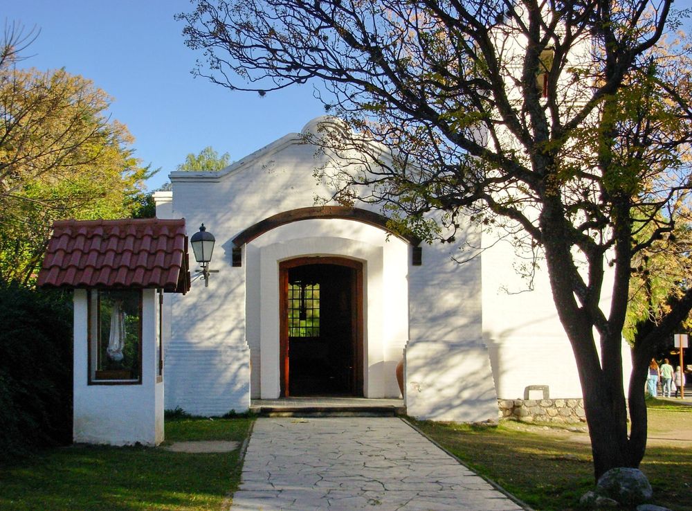 Archivo:Entrada a la Capilla del Rosario de Piedra Blanca.JPG - Wikipedia,  la enciclopedia libre