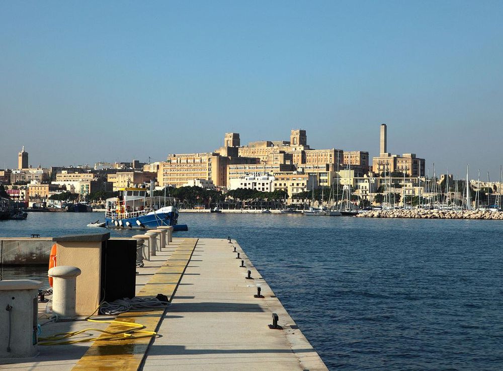 File:Malta-marsamxett-harbour-stlukeshospital.jpg - Wikimedia Commons