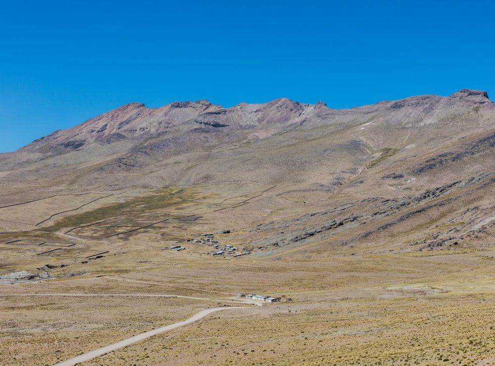 Archivo:Paisaje en Reserva Nacional Salinas, Arequipa, Perú, 2015-08-02, DD  57.JPG - Wikipedia, la enciclopedia libre