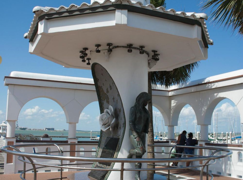 File:Selena Quintanilla Monument.jpg - Wikimedia Commons