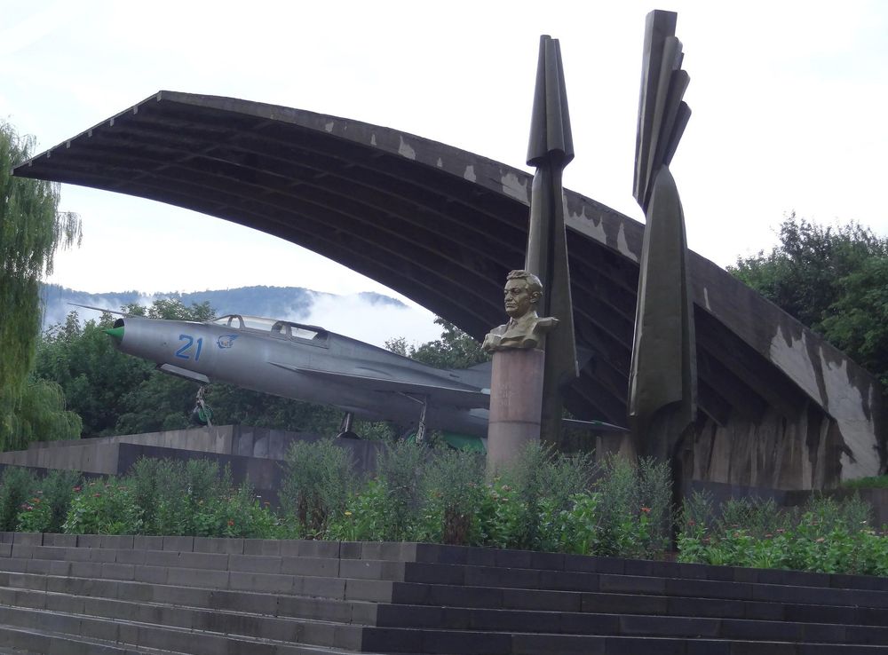 File:Memorial To Artem Ivanovich Mikoyan In Sanahin.JPG - Wikimedia Commons