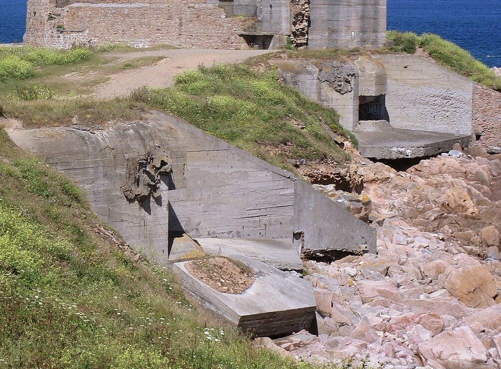 File:Guernsey July 2010 62, Fort Hommet.jpg - Wikimedia Commons