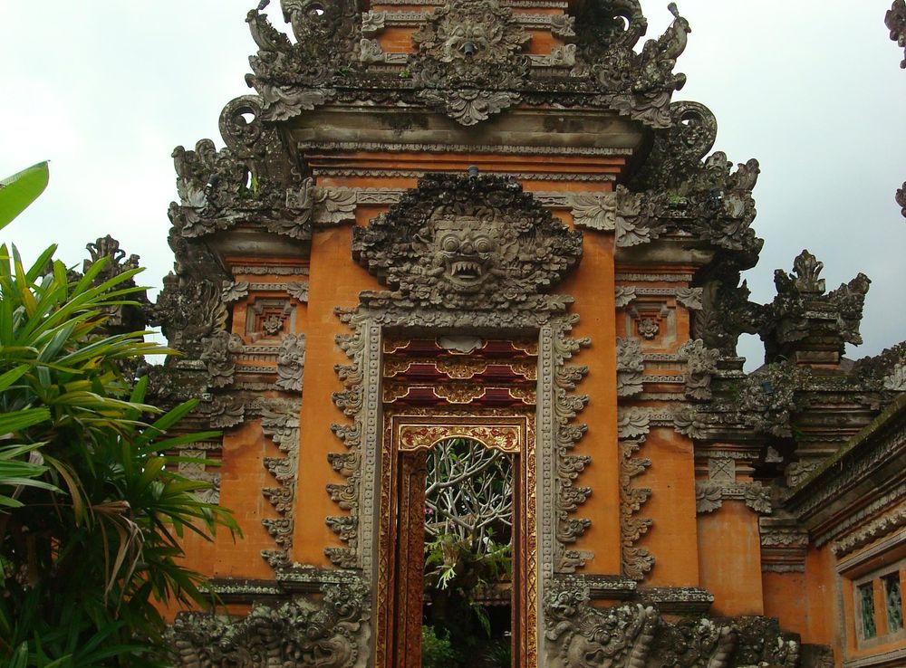 File:Pura Taman Saraswati3.JPG - Wikimedia Commons