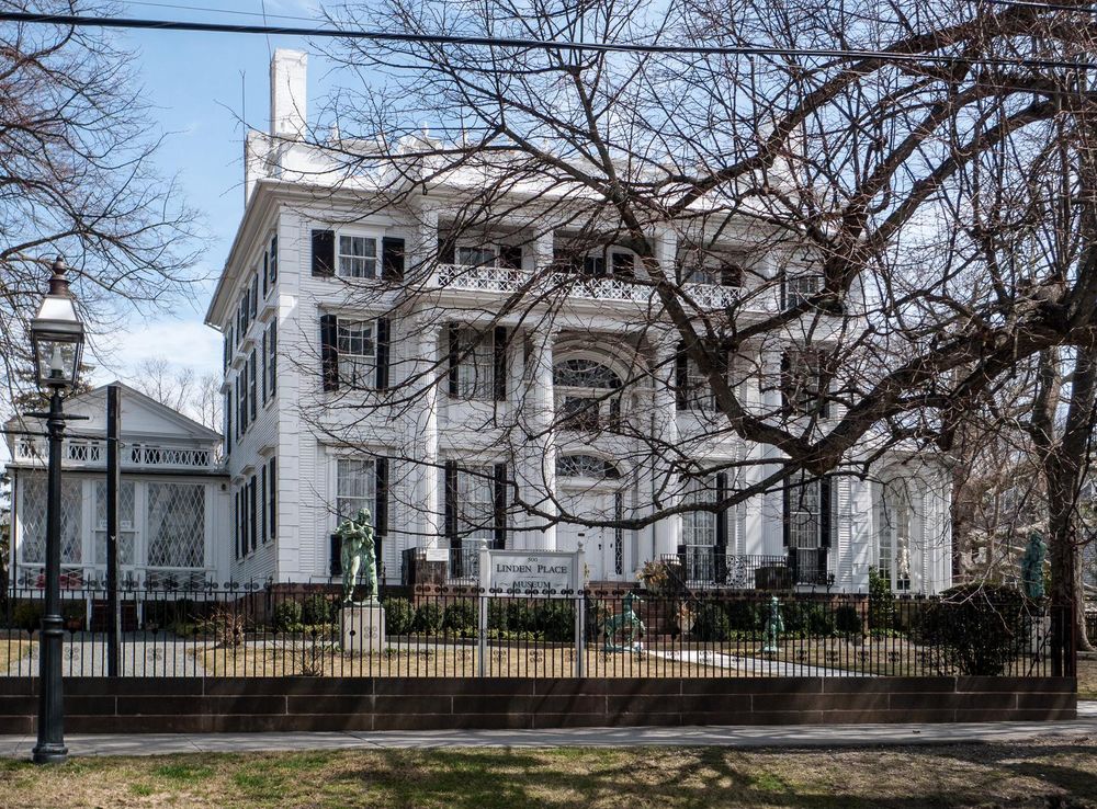File:Linden Place (Bristol, Rhode Island) 2017.jpg - Wikimedia Commons