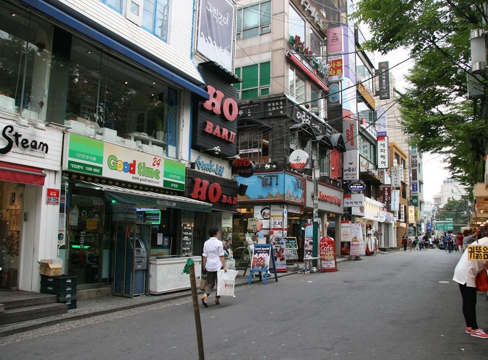 File:Wausan-ro 21-gil Hongdae.JPG - Wikipedia