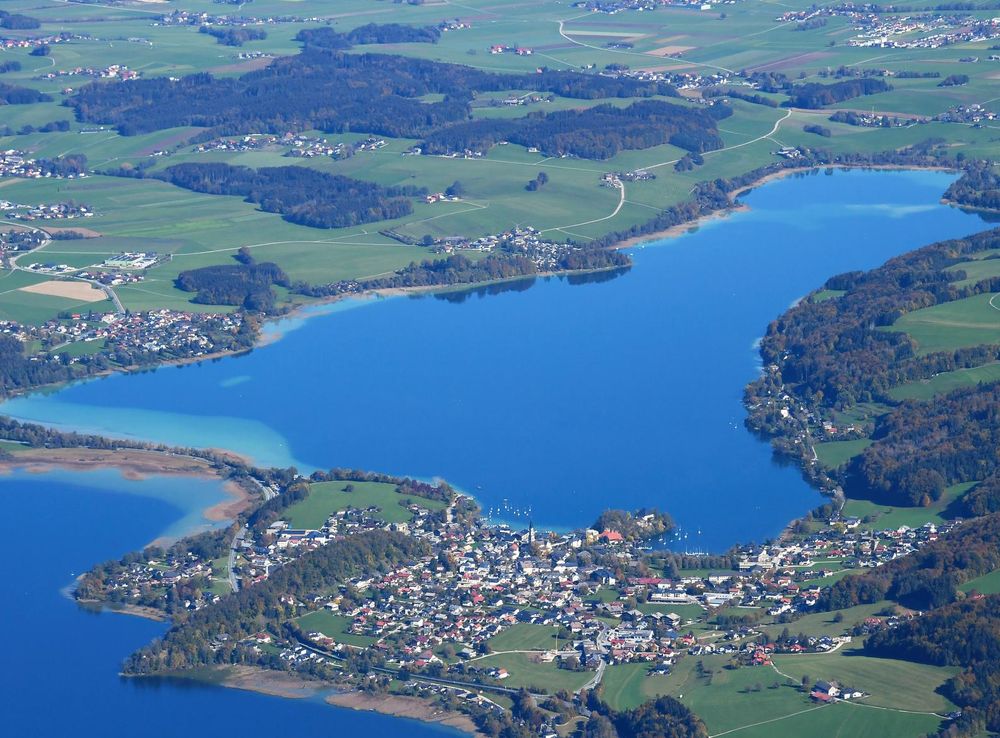 File:Aerial image of the Mattsee (view from the southwest).jpg - Wikimedia  Commons