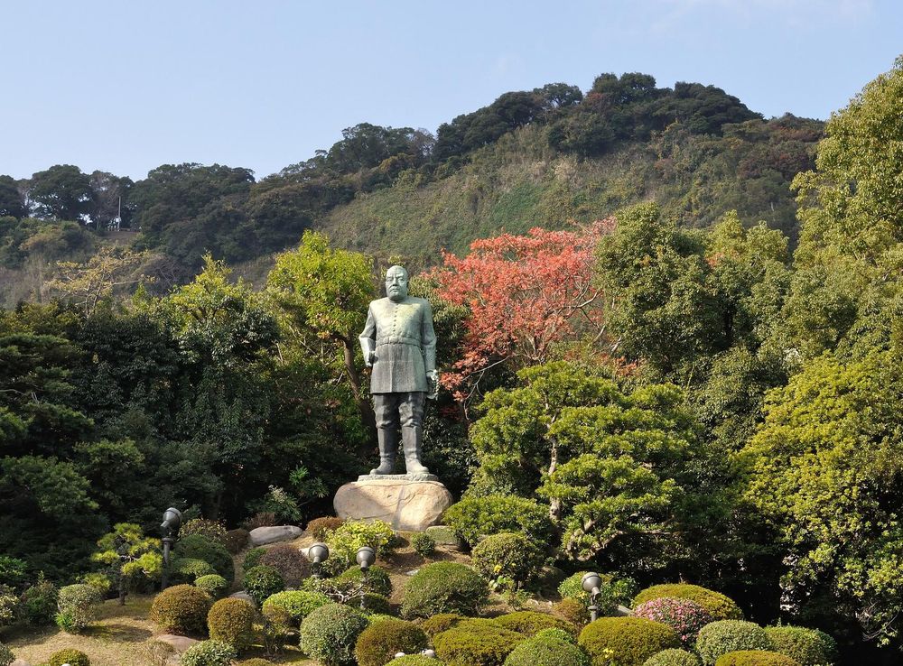 File:Shiroyama Hill and Statue of Saigō Takamori.JPG - Wikimedia Commons