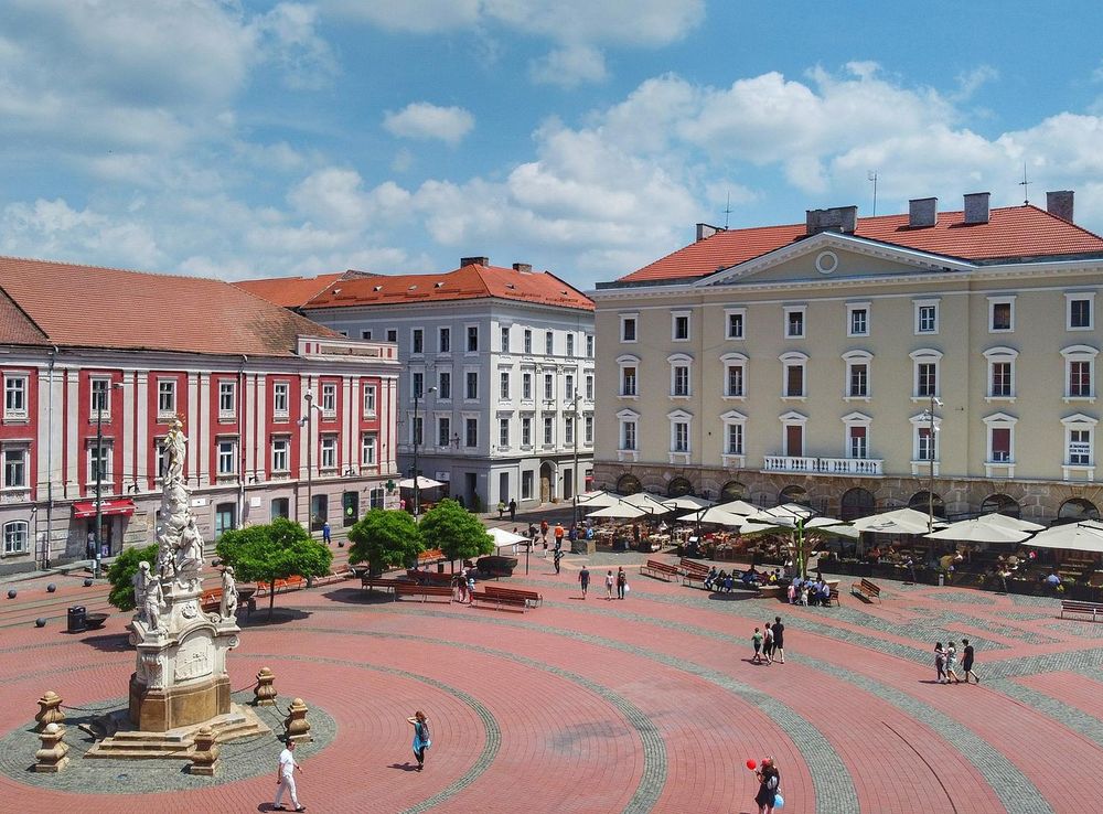File:Piața Libertății Timișoara.jpg - Wikimedia Commons