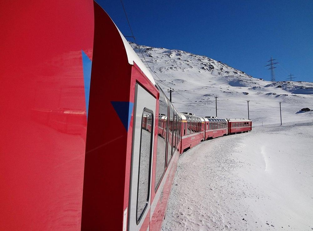 File:Trem Bernina Express (Tirano - St. Moritz)- Suica (8746325374).jpg -  Wikimedia Commons