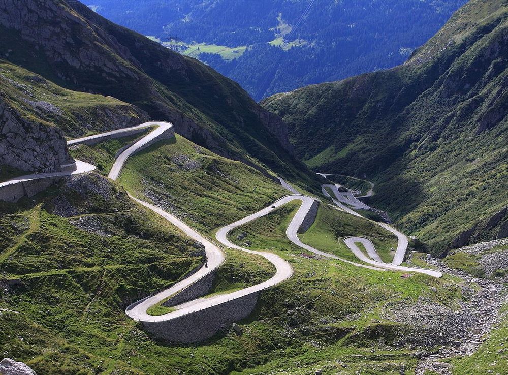 File:The old road winding over St. Gotthard pass (el. 2106 m. or 6,909 ft.)  high in the Swiss Alps.JPG - Wikimedia Commons