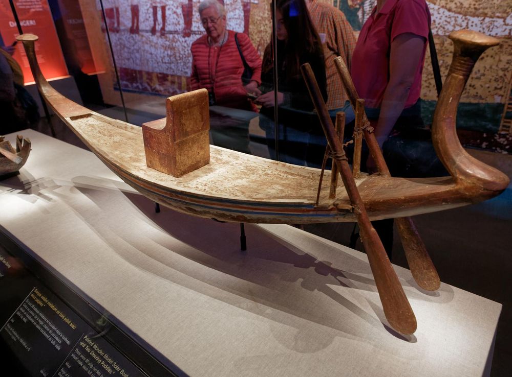 File:Paris - Toutânkhamon, le Trésor du Pharaon - Barque solaire miniature  en bois peint avec deux pagaies - 001.jpg - Wikimedia Commons