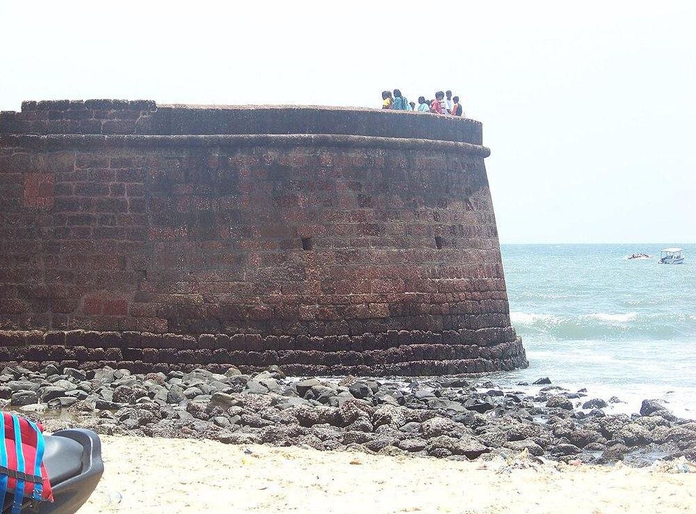 File:Fort Aguada, Goa Sinquerim Beach View 1.JPG - Wikimedia Commons