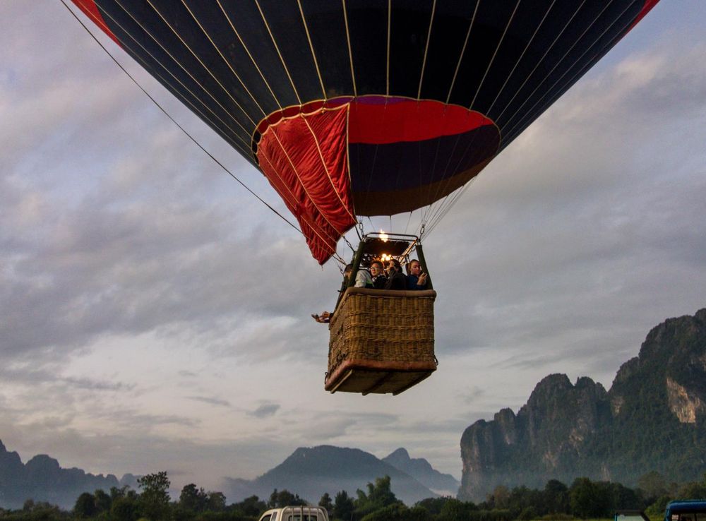 File:Vang Vieng - Hot Air Balloon (23871064013).jpg - Wikimedia Commons