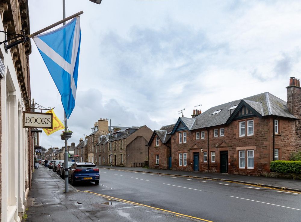 File:Looking down Main Street in Callander, Scotland.jpg - Wikipedia
