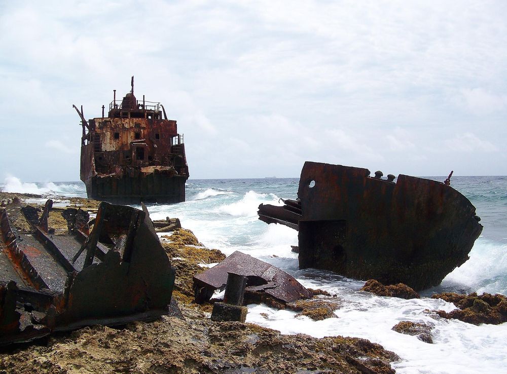 File:Shipwreck klein curacao.jpg - Wikimedia Commons