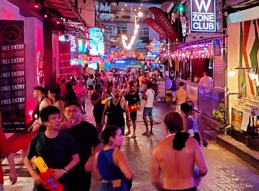 File:Soi Green Mango Songkran-2023 IMG20230412232800 w1024.jpg - Wikimedia  Commons