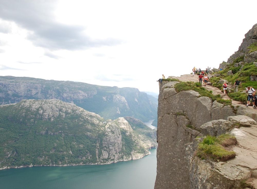 File:Hazardous on the way to pulpit rock.jpg - Wikimedia Commons