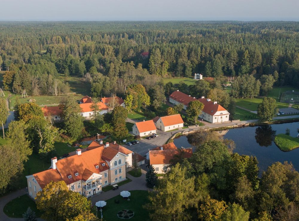File:Vihula mõisa peahoone kagu külg.JPG - Wikimedia Commons