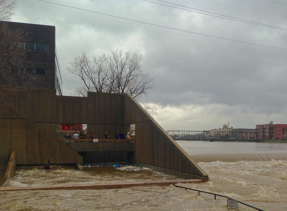 File:Fish Ladder Grand Rapids 2013 flood.JPG - Wikimedia Commons
