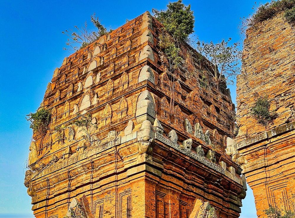 File:0040323 Thap Doi Cham Hindu complex, Quy Nhon, Binh Dinh Vietnam  041.jpg - Wikimedia Commons