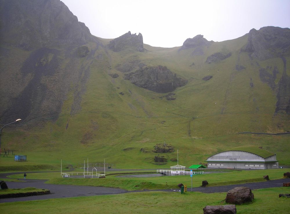 File:Vestmannaeyjar - Herjólfsdalur.JPG - Wikimedia Commons