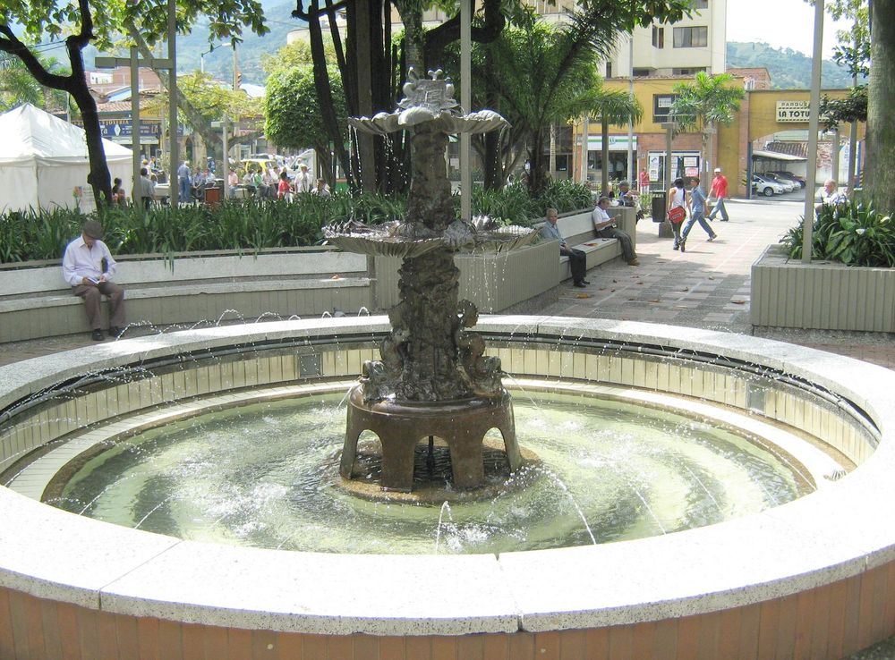 File:Fuente Parque Principal de Envigado.JPG - Wikimedia Commons