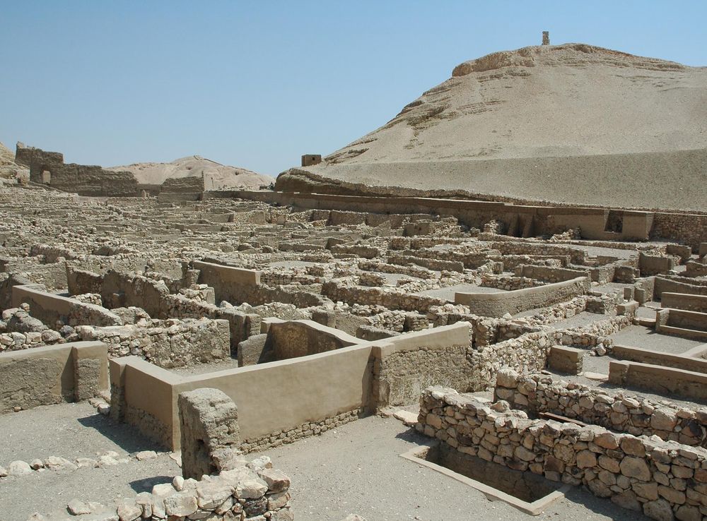File:Egypt-deir el-medina.JPG - Wikimedia Commons