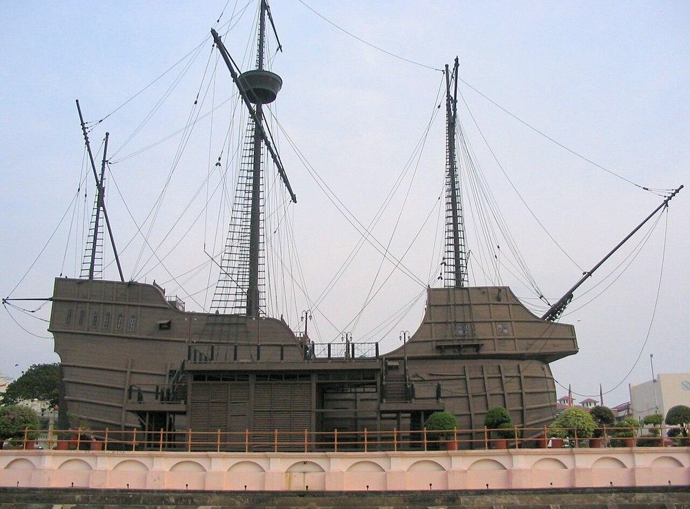 File:Portuguese ship museum Melaka.jpg - Wikimedia Commons