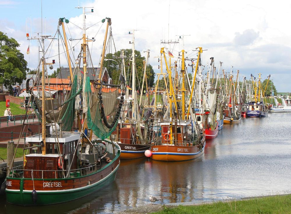 File:Greetsiel Krabbenkutter Hafen.JPG - Wikimedia Commons