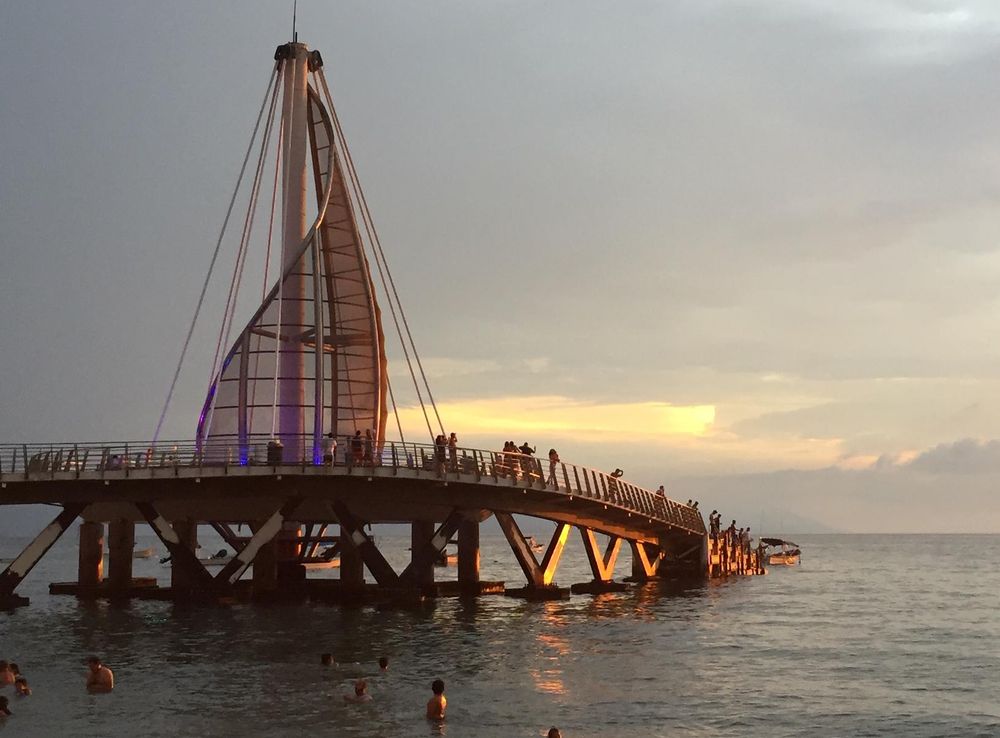 File:Muelle de la Playa de los Muertos al atardecer, Puerto Vallarta.jpg -  Wikimedia Commons
