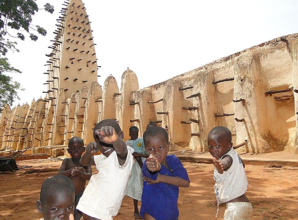 File:Kids Clown outside Mosque - Bobo-Dioulasso - Burkina Faso.jpg -  Wikimedia Commons
