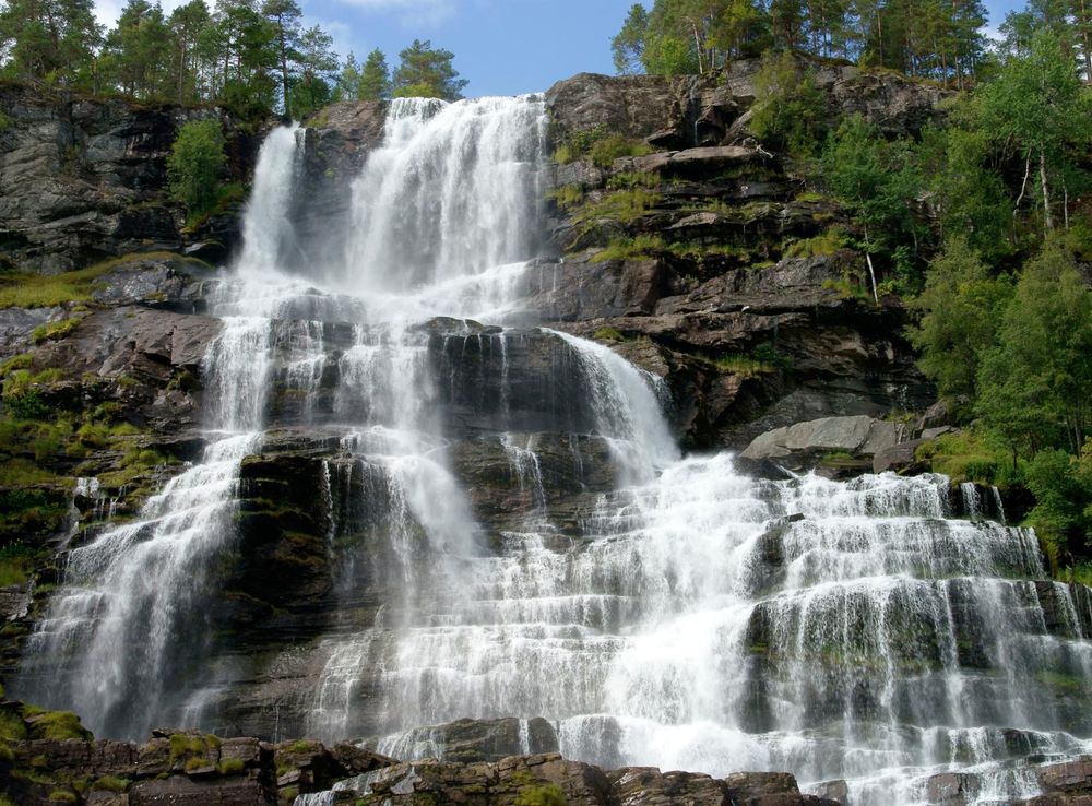 File:Cascada Tvindefossen.jpg - Wikimedia Commons
