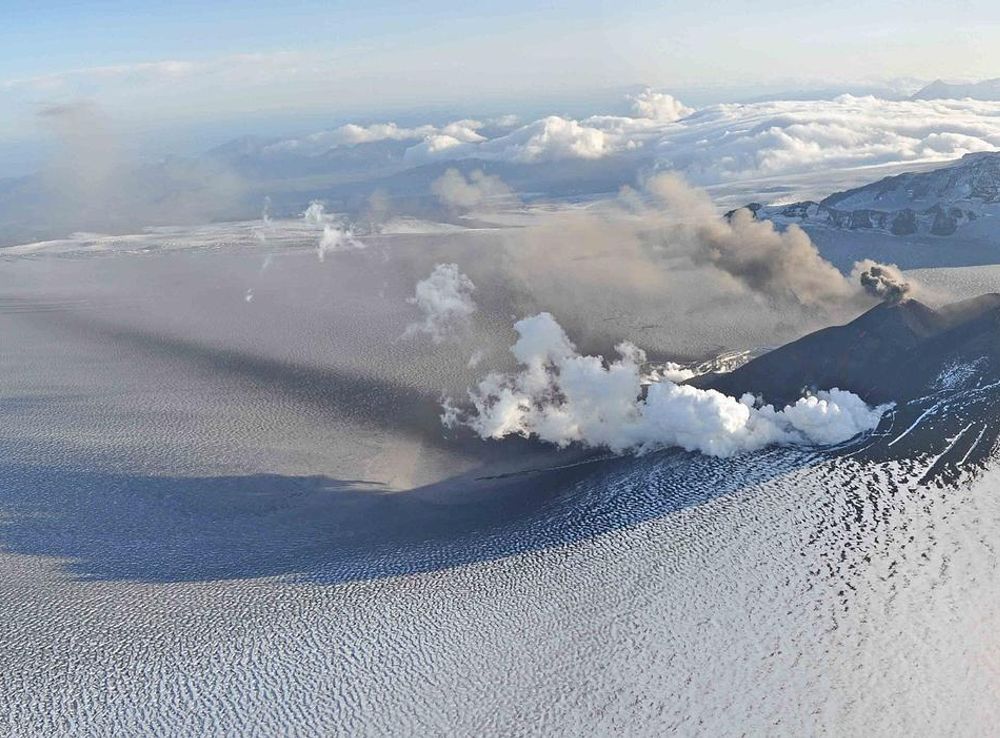 File:Veniaminof volcano 8-18-13 Game McGimsey.jpg - Wikimedia Commons