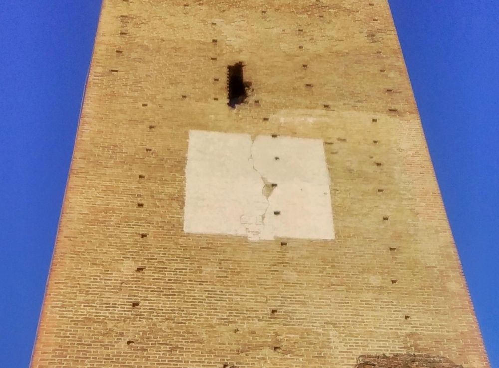 File:Barbaresco Tower 29-11-21.jpg - Wikimedia Commons