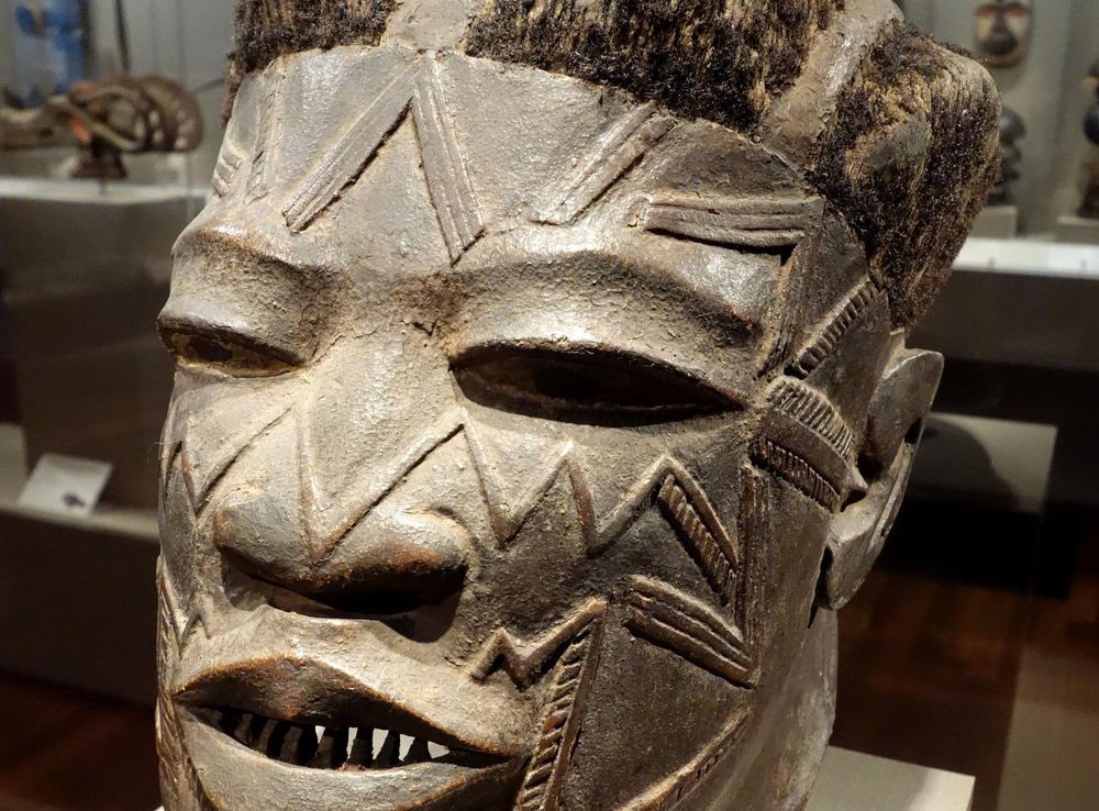 File:Helmet mask, Mozambique, Makonde people, early 20th century, wood,  beeswax, hair - De Young Museum - DSC01108.JPG - Wikimedia Commons