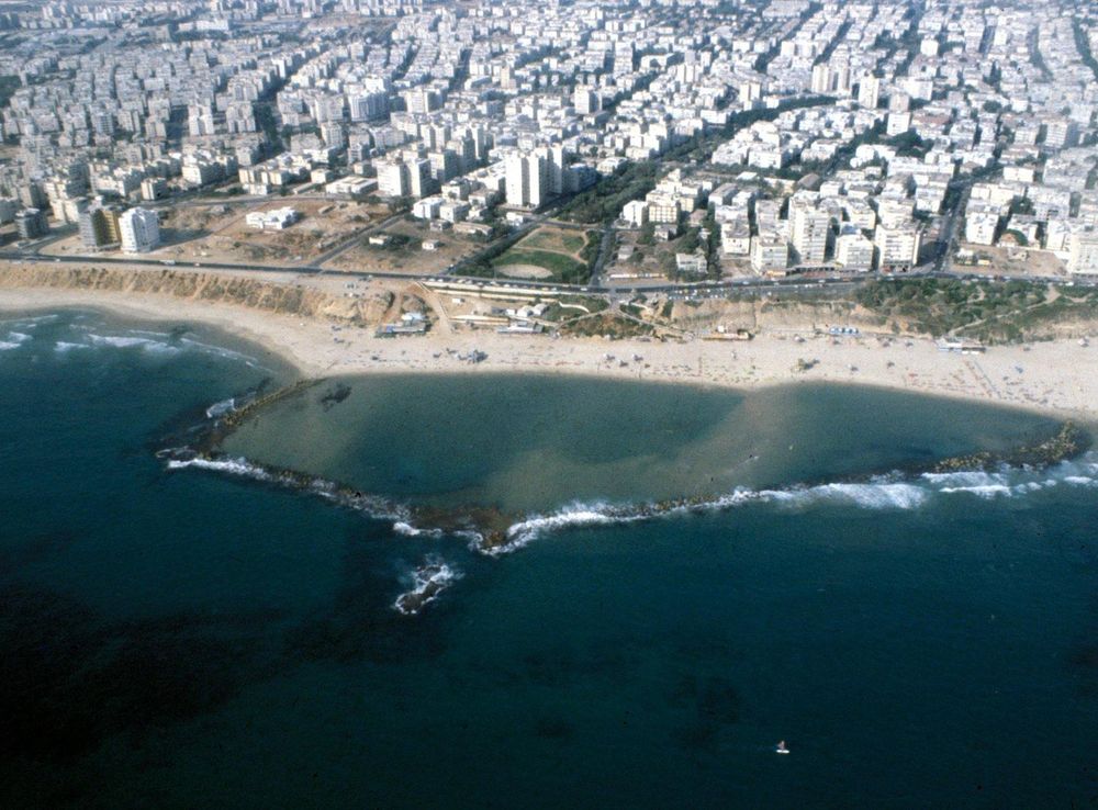 File:PikiWiki Israel 3724 Shoreline of Tel-Aviv Yarkon River.JPG -  Wikimedia Commons