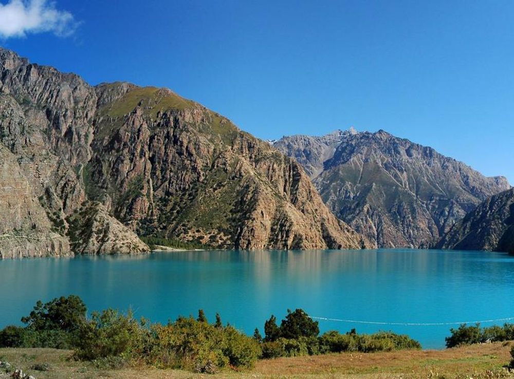 Phoksundo Lake in landscape in Nepal image - Free stock photo - Public  Domain photo - CC0 Images