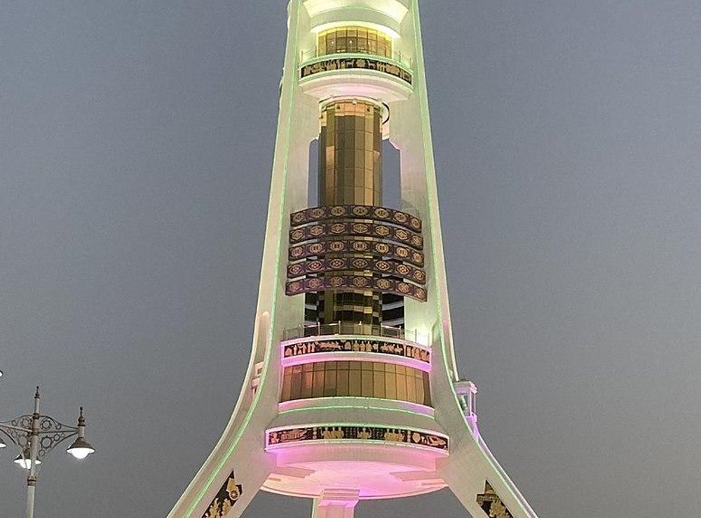 File:Ashgabat Arch of Neutrality.jpg - Wikimedia Commons
