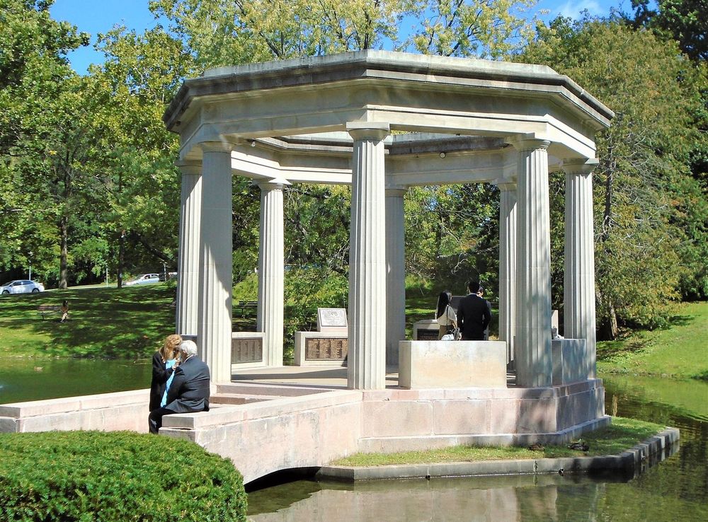 File:Congress Park World War Memorial Pavilion, Saratoga Springs.jpg -  Wikimedia Commons