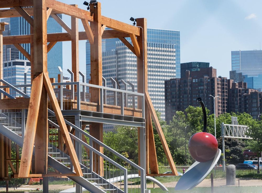 File:Scaffold sculpture, and Spoon and Cherry bridge during protests.jpg -  Wikimedia Commons
