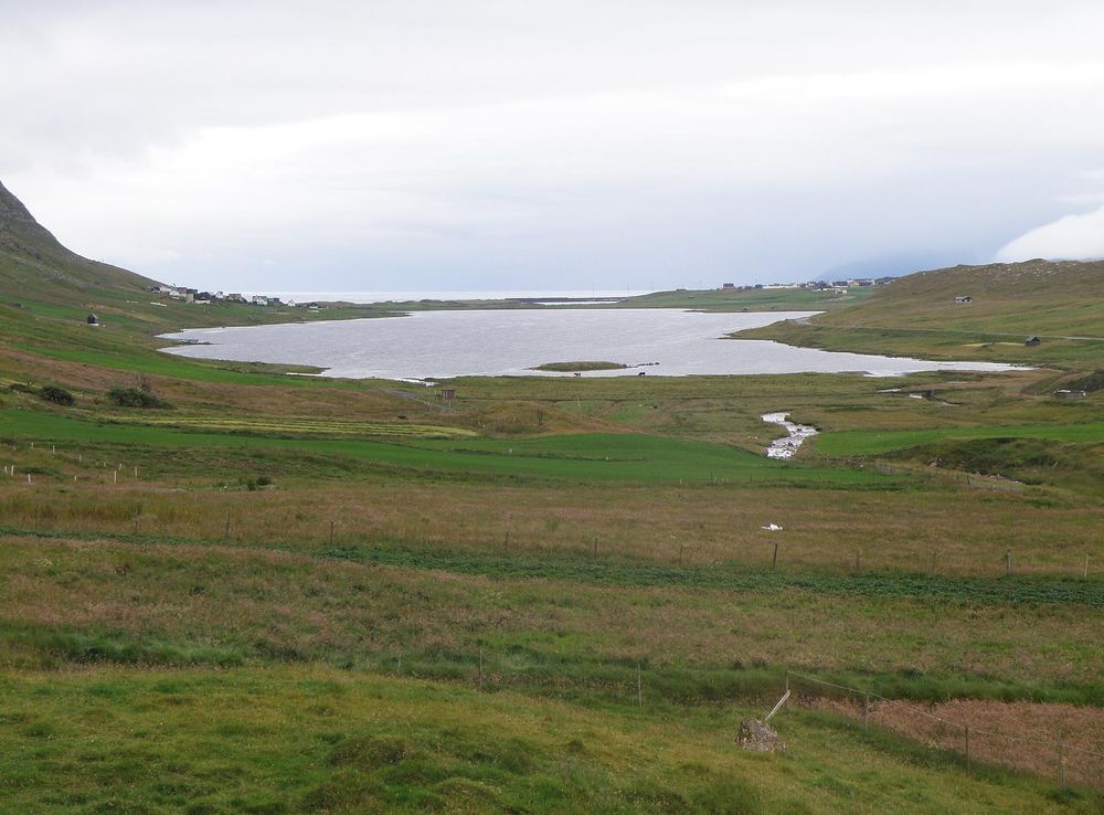 File:Sandsvatn a Lake on Sandoy in the Faroe Islands.JPG - Wikimedia Commons